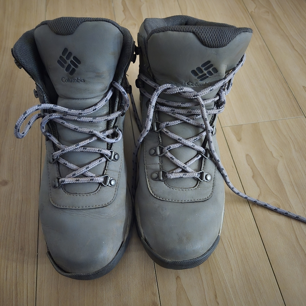 Used Columbia Yoncalla Womens Gray Mid Top Waterproof Hiking Boot US size 9.5